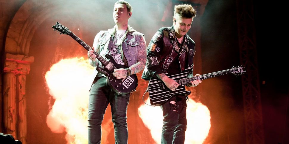 Synyster Gates et Zacky Vengeance qui performe en concert